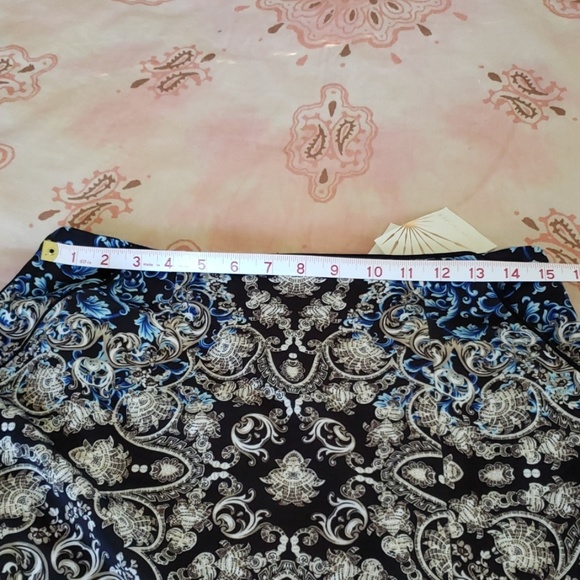 Boston Proper Mirrored Vase Skirt. Floral Pencil - Picture 9 of 13